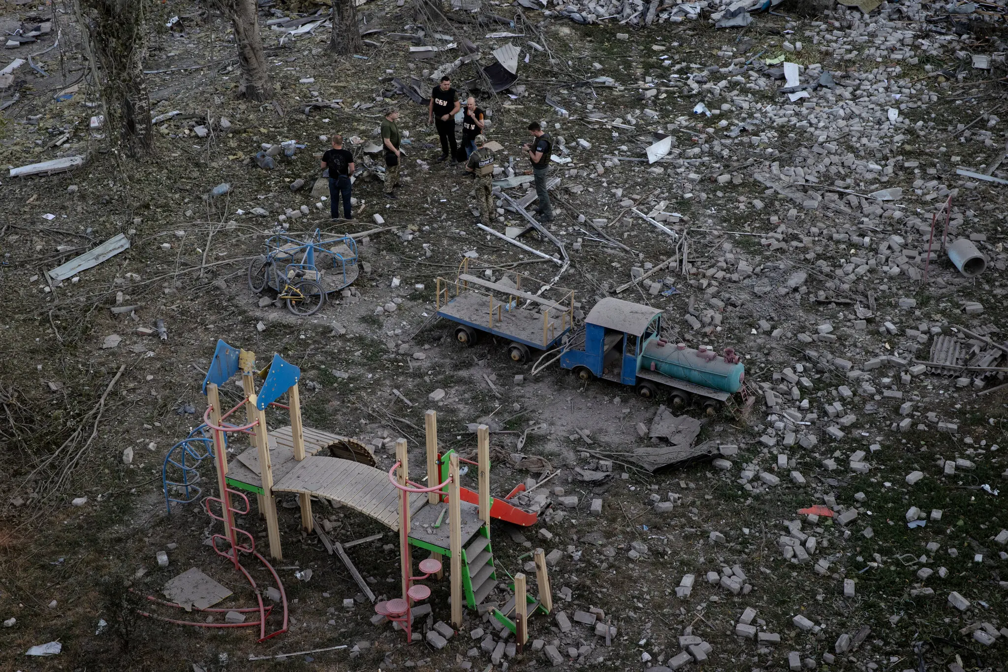 Зруйнований дитячий майданчик побачили наступного дня після того, як 8 серпня російські війська двічі поспіль обстріляли невелике місто Покровськ на сході України, убивши щонайменше п’ятьох людей, у тому числі працівника служби порятунку